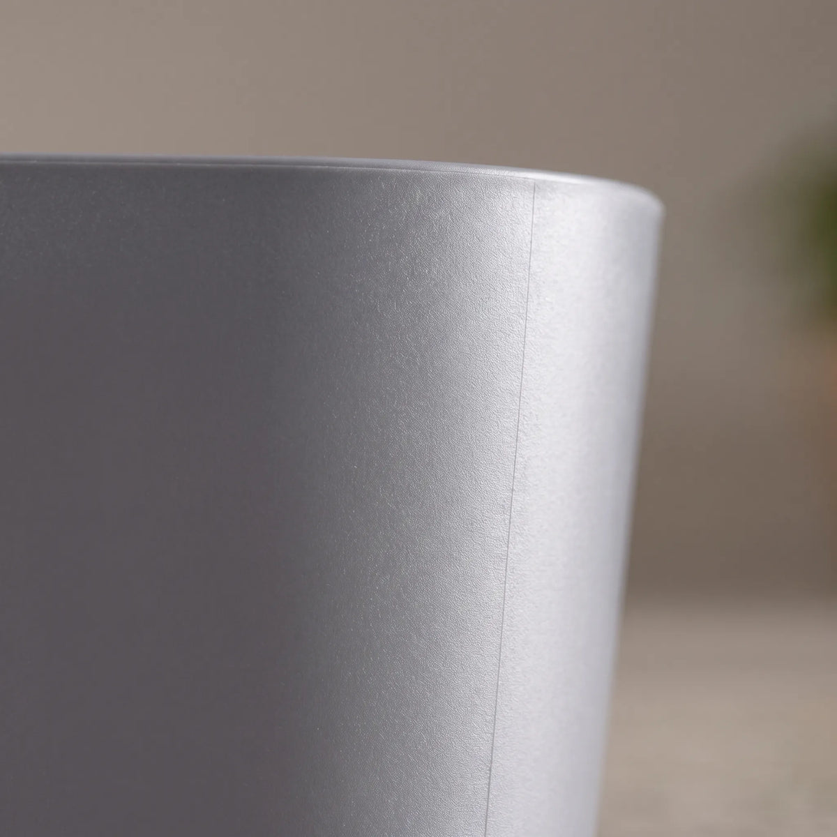 Close-up of the grey plastic basin wall, showing its smooth matt finish and a fine vertical seam line. 3