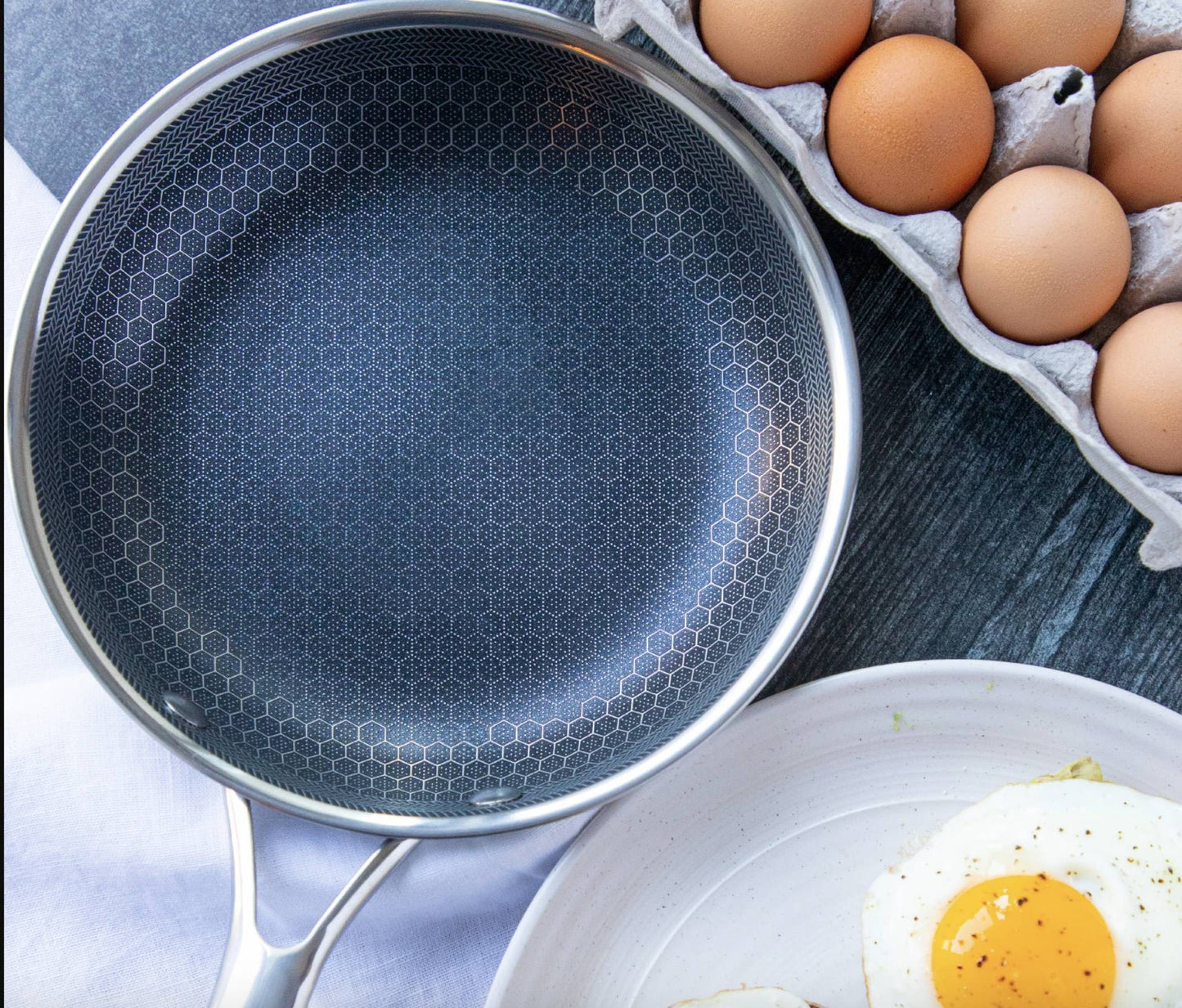 Stainless steel frying pan with non-stick pixel technology – Novyra