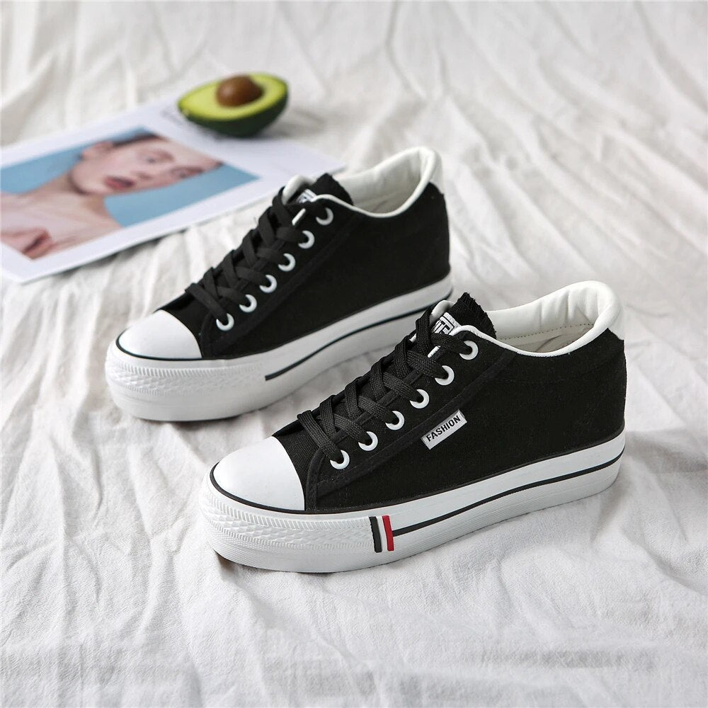 Stylish women's canvas sneakers with platform sole – Leonie