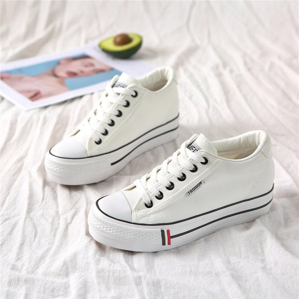 Stylish women's canvas sneakers with platform sole – Leonie