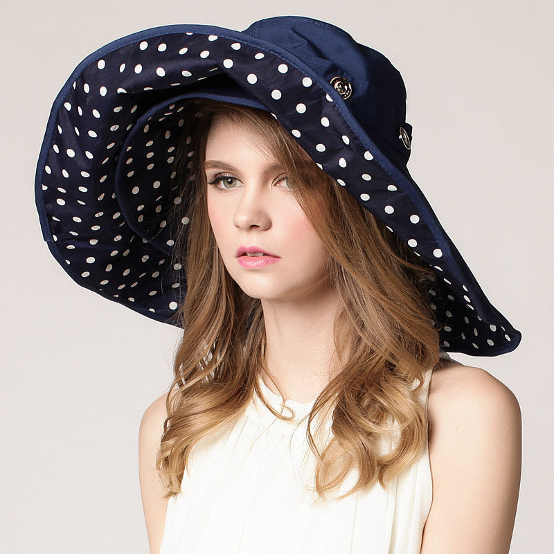 Lightweight, sun-resistant women's beach hat with a wide brim – Cleofa