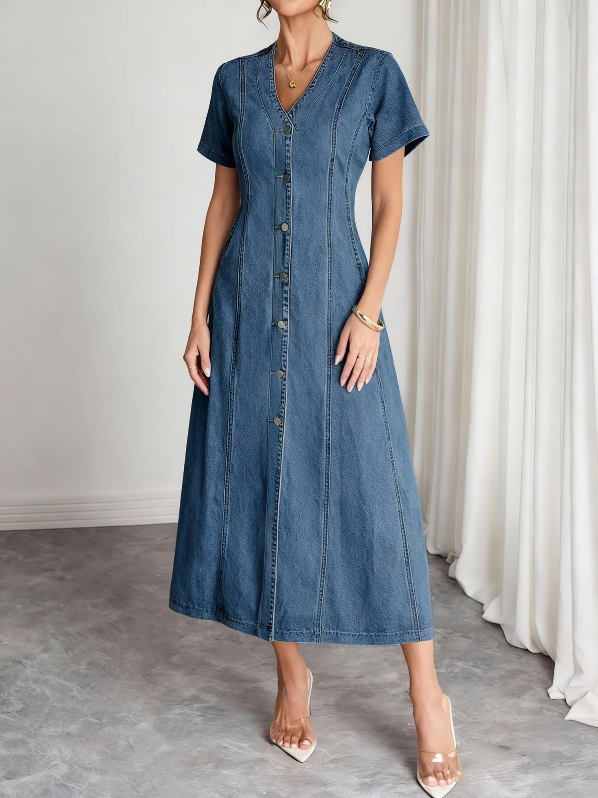 Three-quarter front view on a model, showing the buttoned placket, vertical seams and short sleeves 4