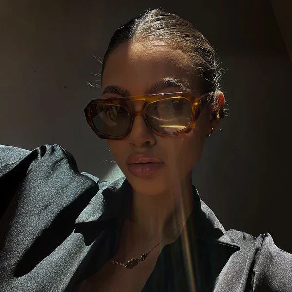 Trendy Sunglasses with Glamour Detail – Nova