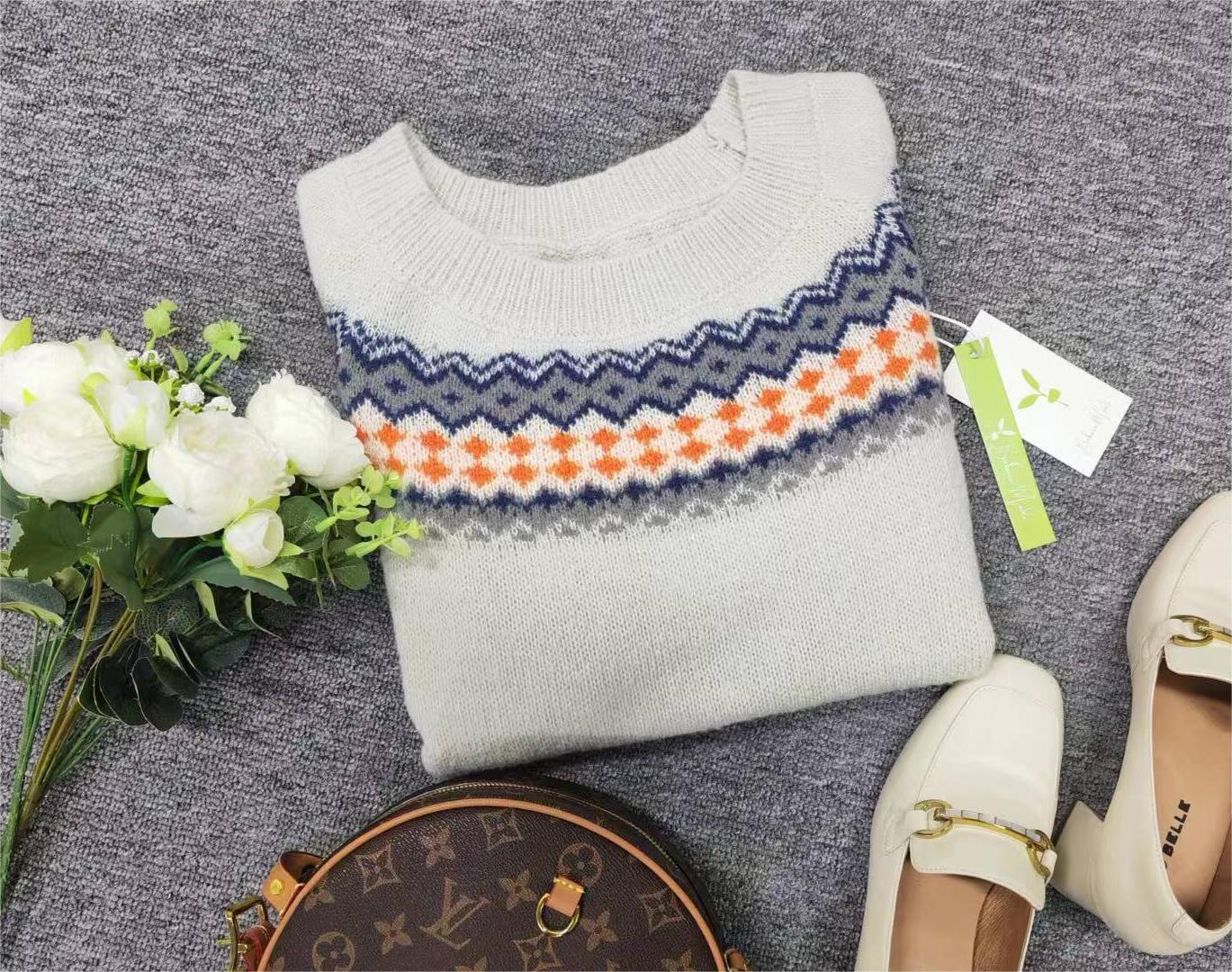 Scandinavian Trendy Sweater with Lively Pattern - NordicChic