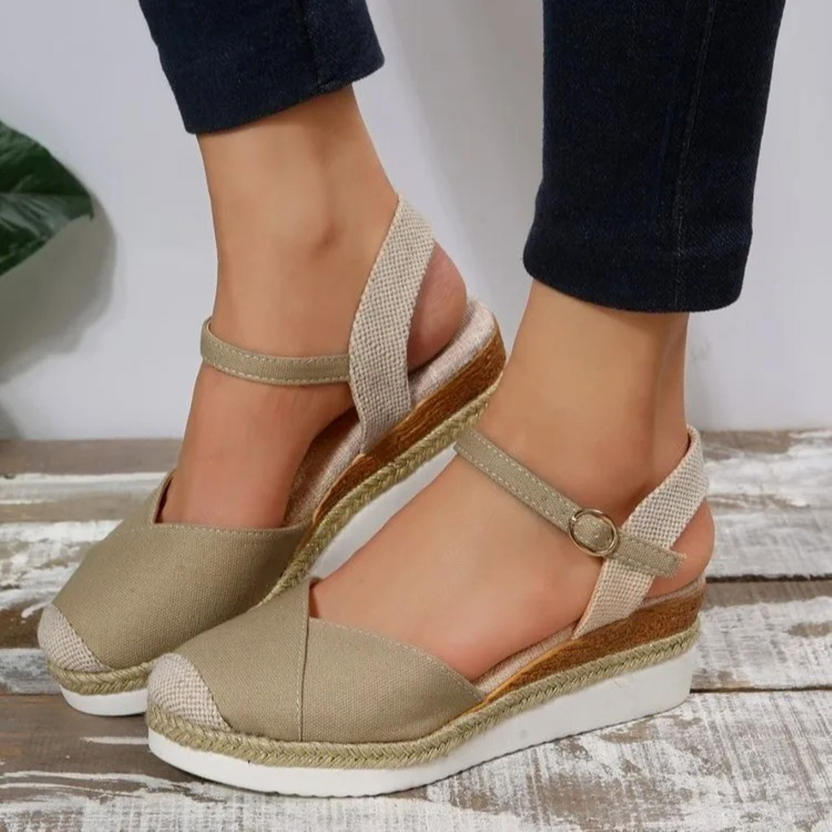 Women's sandals with buckle fastening and closed toe – Isabelle