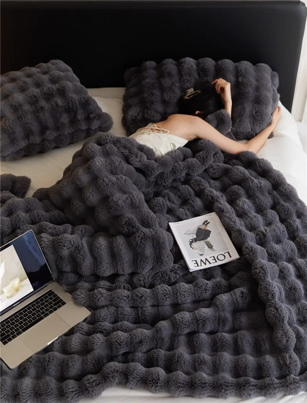 The Plush Blanket Everyone Is Talking About! - WarmWool