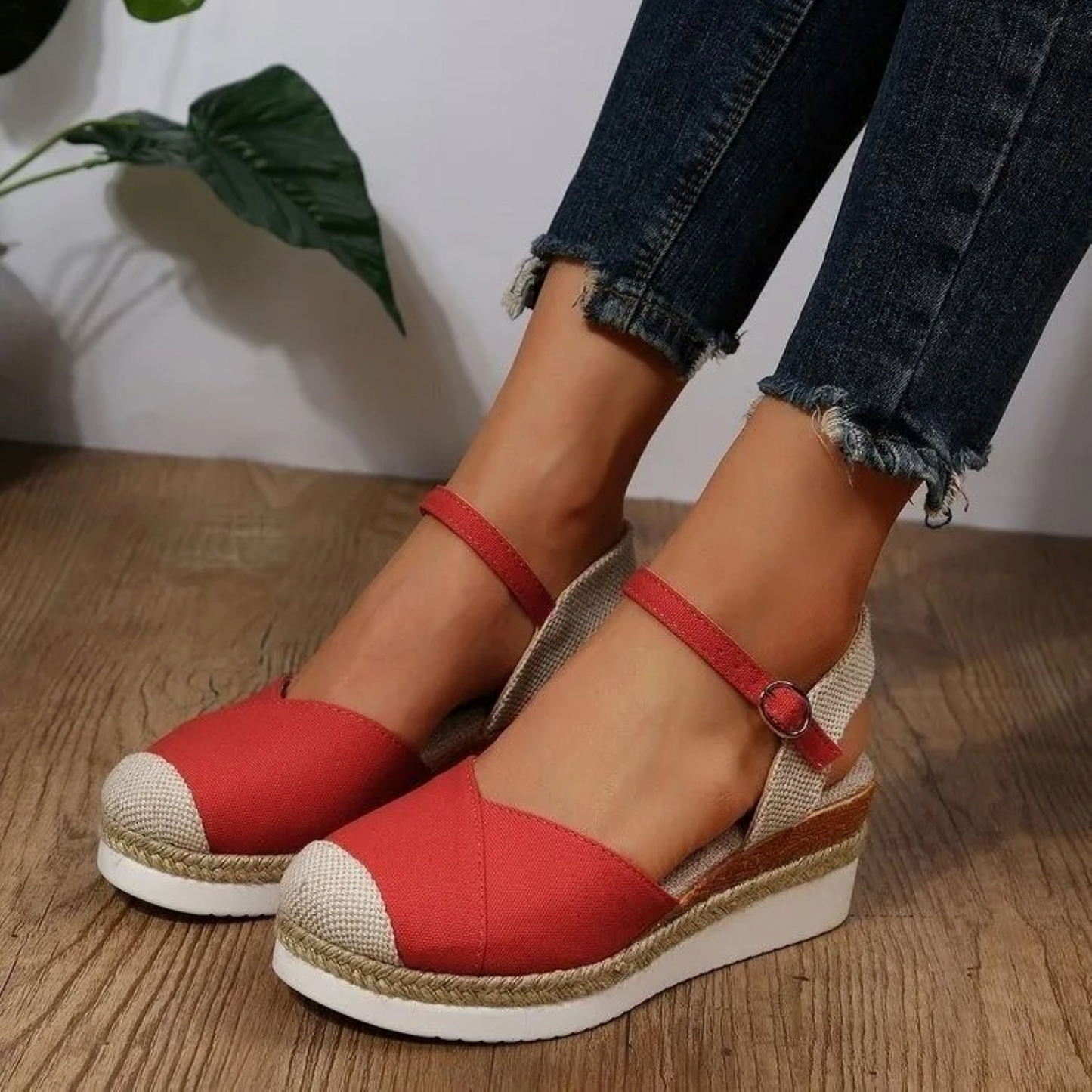 Women's sandals with buckle fastening and closed toe – Isabelle