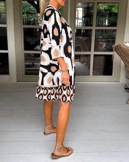 Trendy short-sleeved dress with abstract print & loose fit – Liora