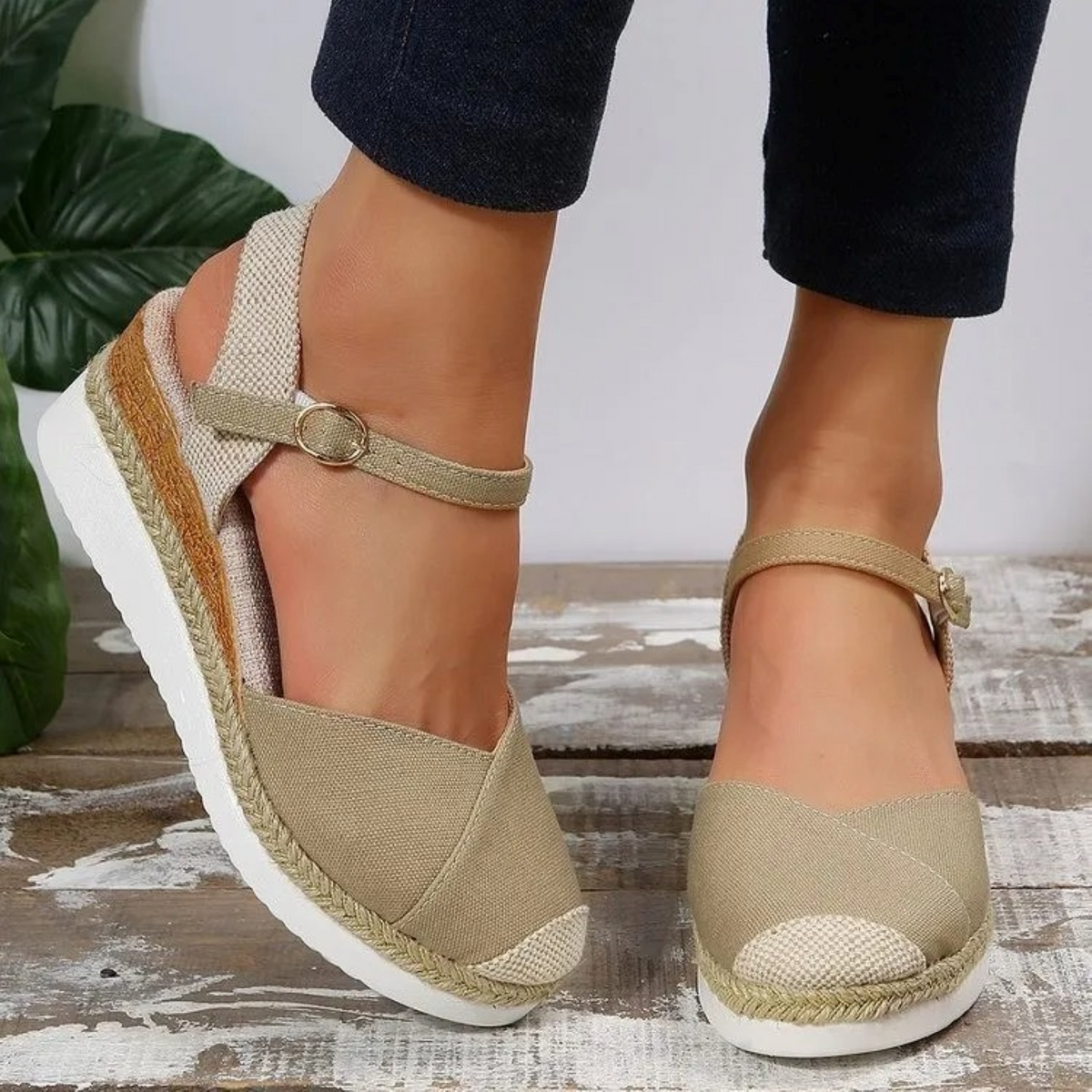 Women's sandals with buckle fastening and closed toe – Isabelle