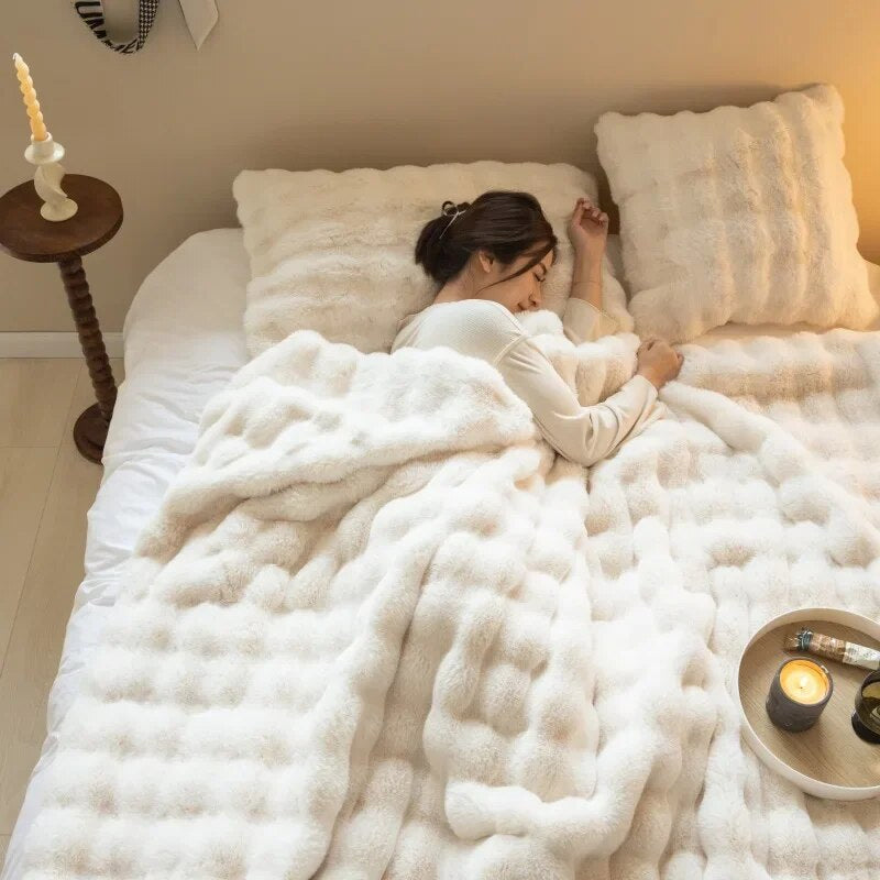 The Plush Blanket Everyone Is Talking About! - WarmWool