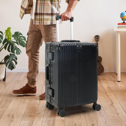 Aluminium-framed hand luggage with TSA lock and quiet wheels