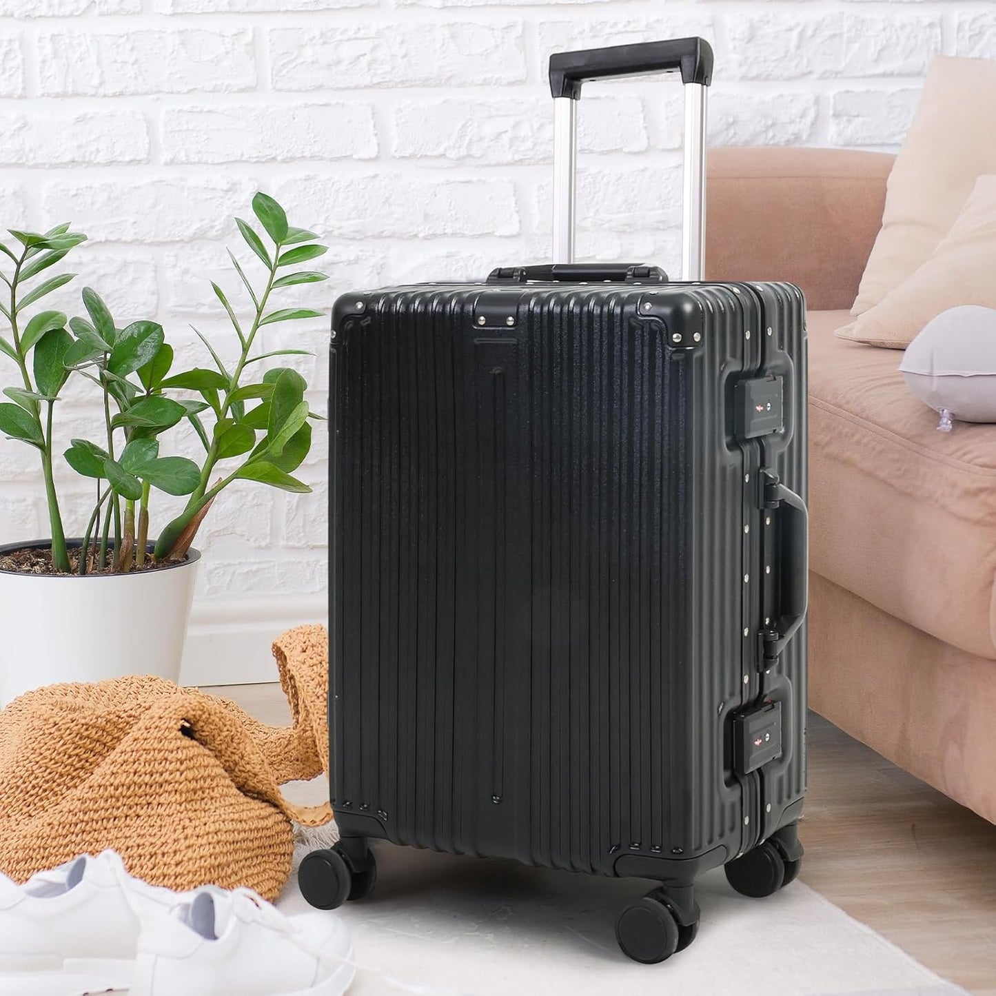 Aluminium-framed hand luggage with TSA lock and quiet wheels