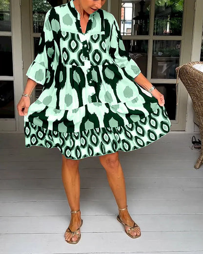 Trendy short-sleeved dress with abstract print & loose fit – Liora