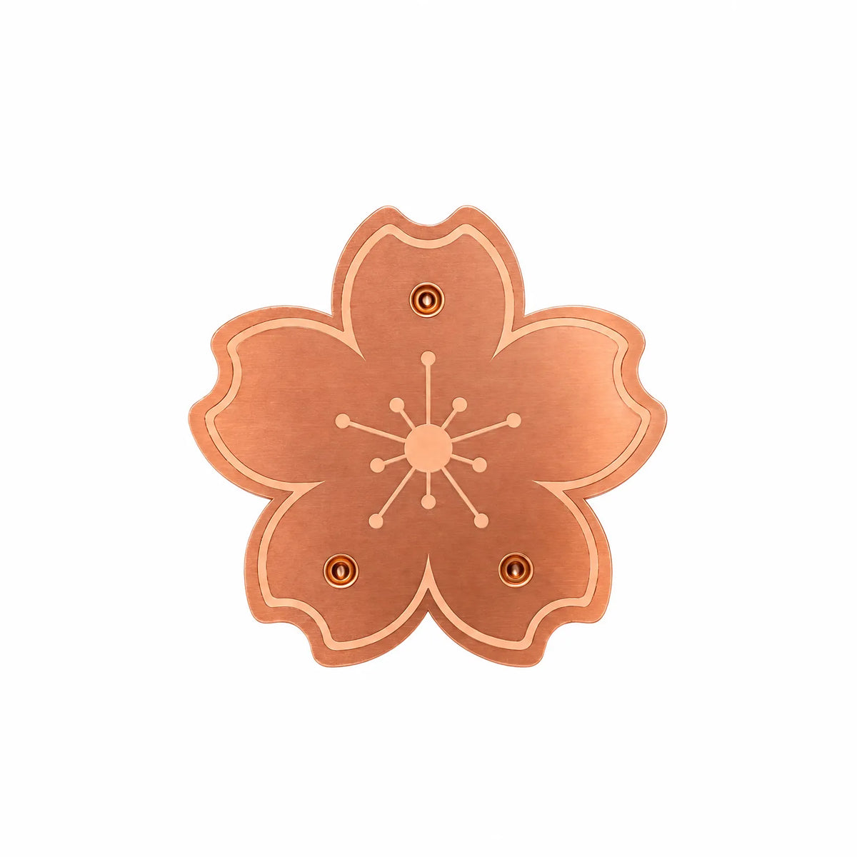 Copper-coloured blossom-shaped disc seen from above on a white background, with five petals, engraved stamens and three small round studs. 1