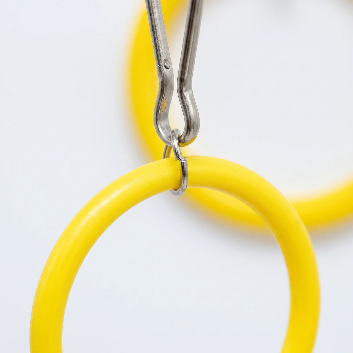 Close-up of the yellow top ring joined to the next ring by a small metal link, with the metal clip above. 4