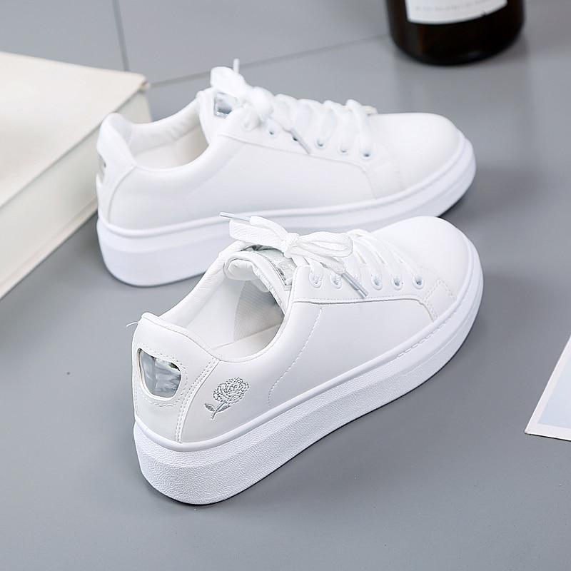 Trendy ladies' sneakers made of synthetic leather with metallic accents – Norell