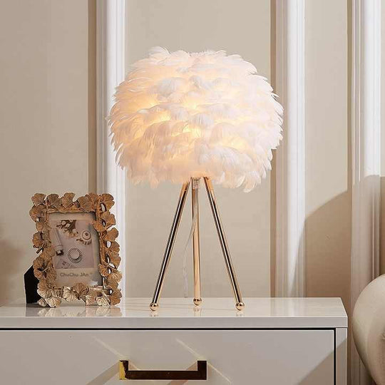 Dimmable Table Lamp with Luxury Feathers – Pluma
