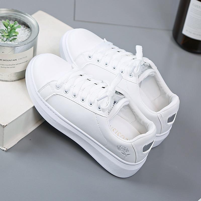 Trendy ladies' sneakers made of synthetic leather with metallic accents – Norell