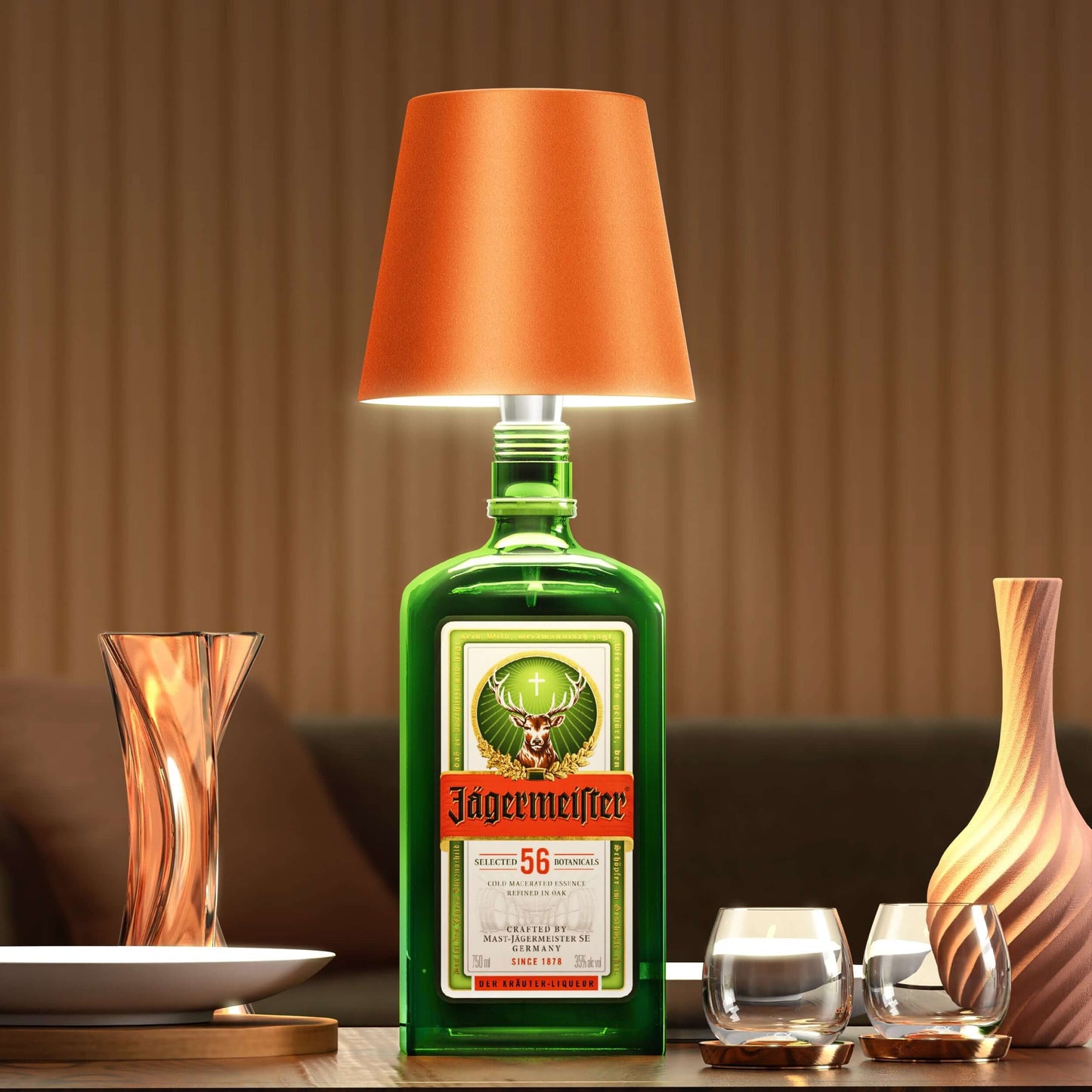 Grüne Jägermeister-Flaschenlampe mit orangefarbenem Schirm auf Holztisch, moderne Dekoration.