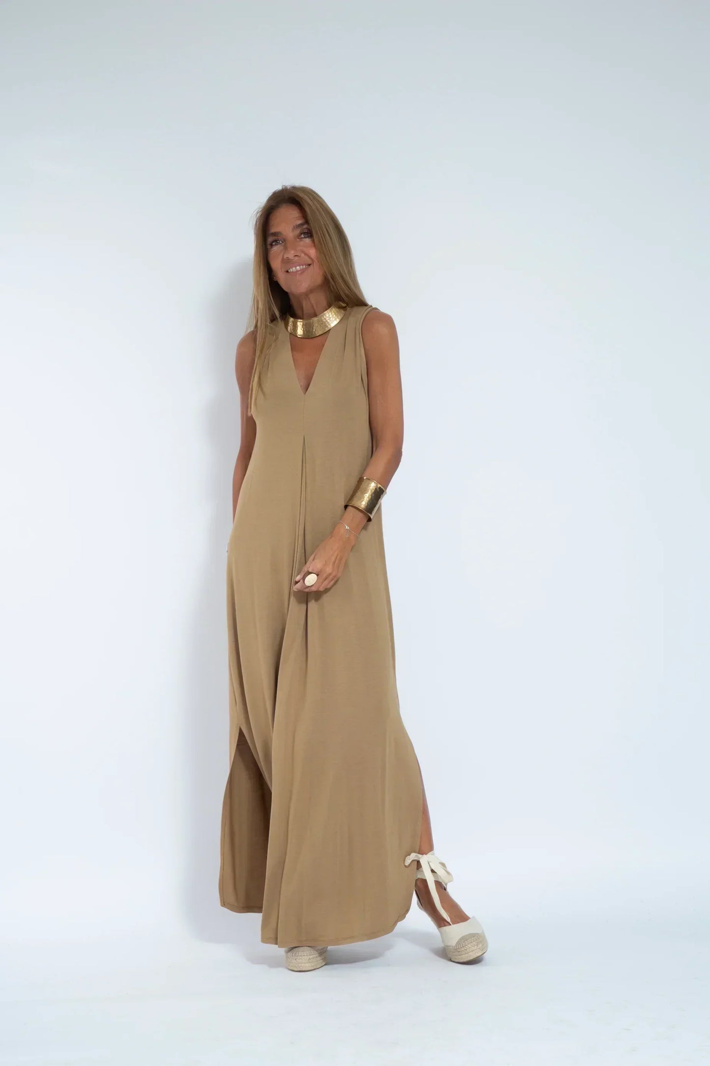 Long Sleeveless Dress With V-Neckline - Cynthia