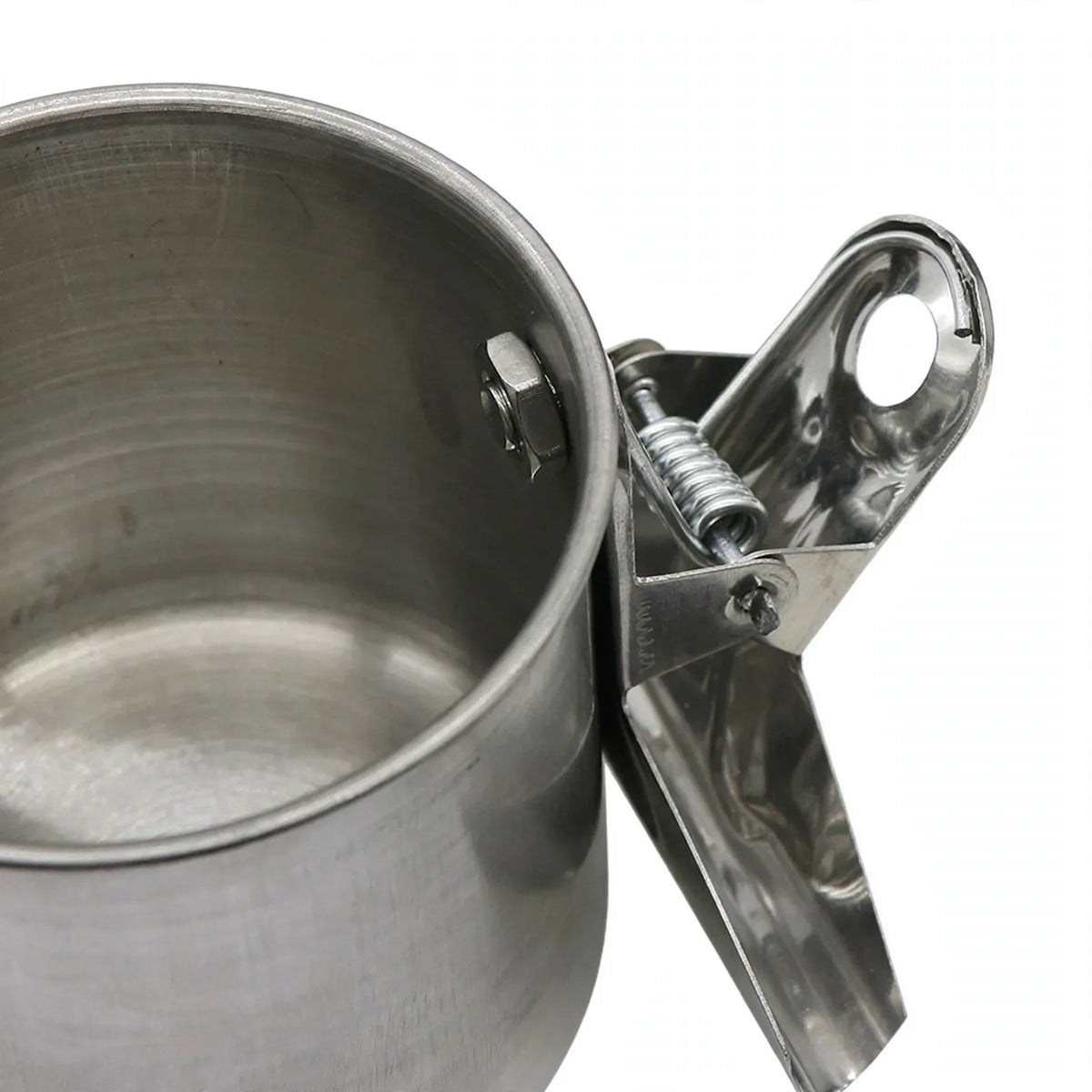 Close-up of the cup's inside, showing the nut and the spring-loaded metal clip on its outer wall. 3