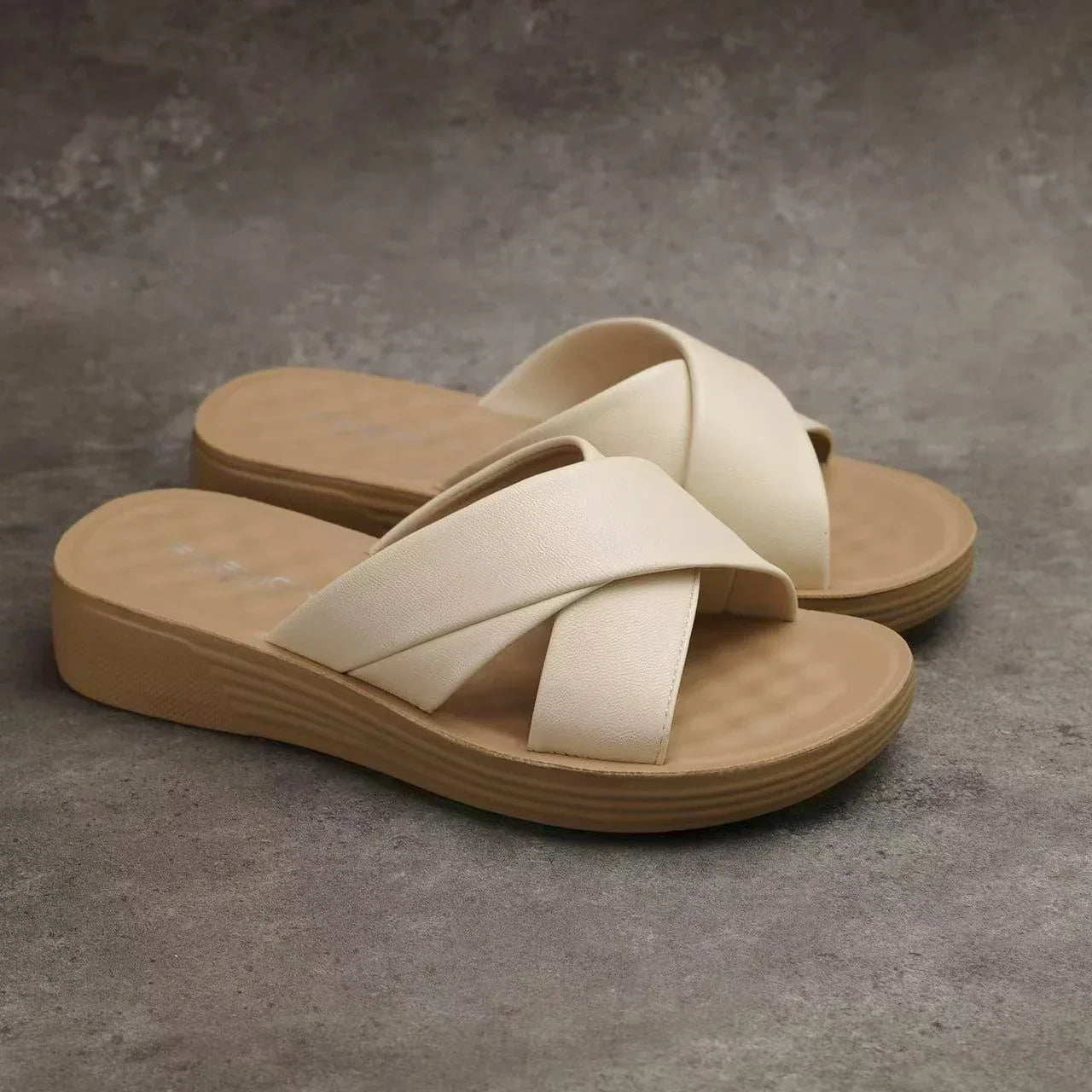 Ladies' wedge slippers made of leatherette with an open toe – Cassy
