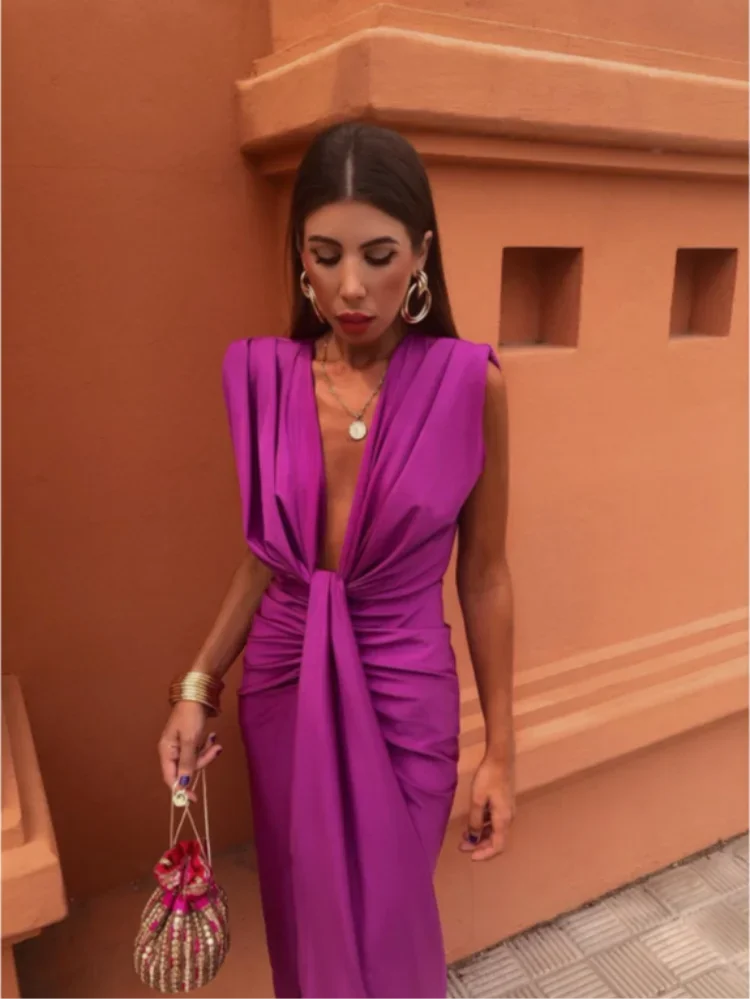 Trendy evening dress with a deep V-neck & tailored fit – Malina