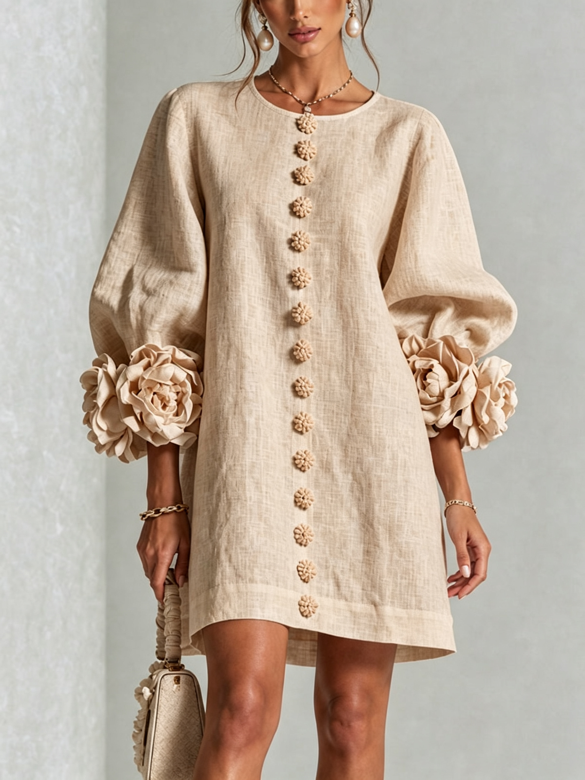 Front view of the beige linen-look version worn by a model, with rose cuffs 6