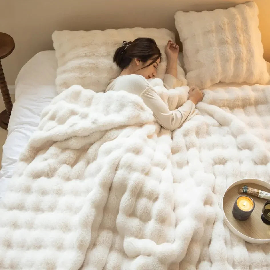 The Plush Blanket Everyone Is Talking About! - WarmWool