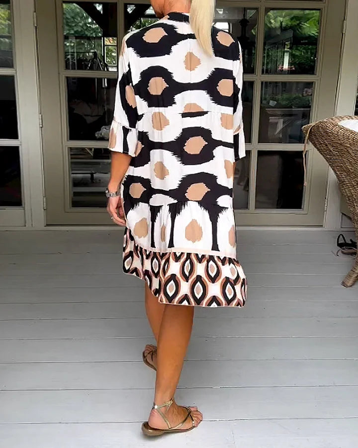 Trendy short-sleeved dress with abstract print & loose fit – Liora