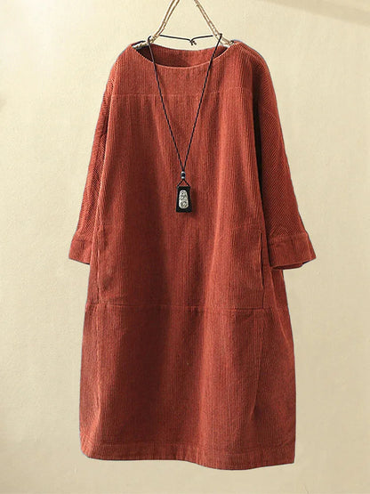 Rotes Cordkleid Damen, langärmelig, lässig, Herbstmode, mit schwarzer Halskette.
