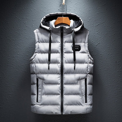 Graue Steppweste mit Kapuze, Reißverschluss und Taschen, Herrenmode, Winterbekleidung.