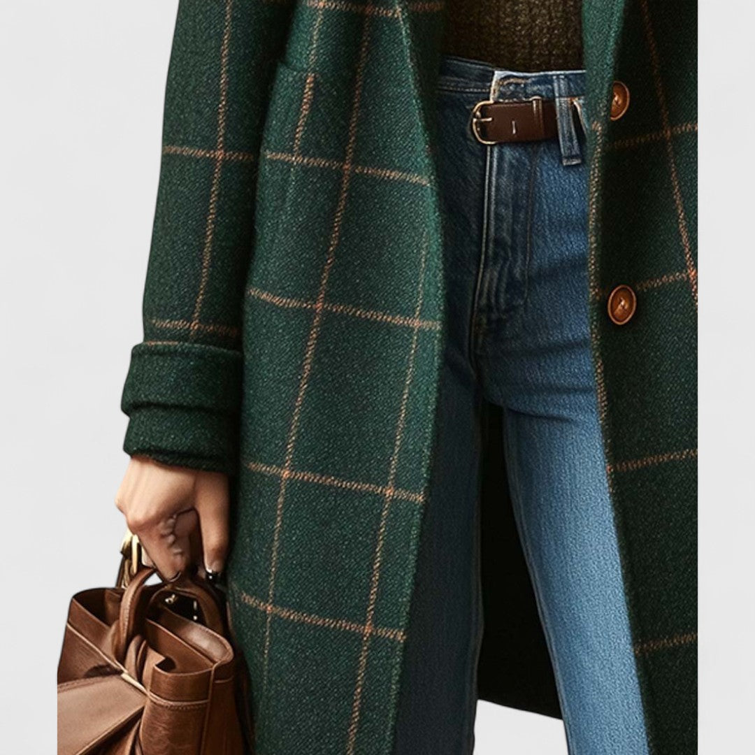 Detail of the lower front: patch pocket, turned-back cuff and brown buttons, with jeans, a brown belt and a leather bag. 4