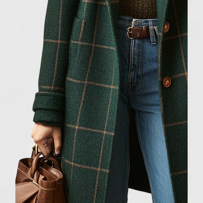 Detail of the lower front: patch pocket, turned-back cuff and brown buttons, with jeans, a brown belt and a leather bag. 4
