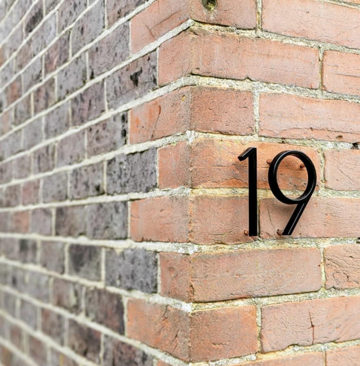 Modern Black House Numbers with Floating Design – Numbré