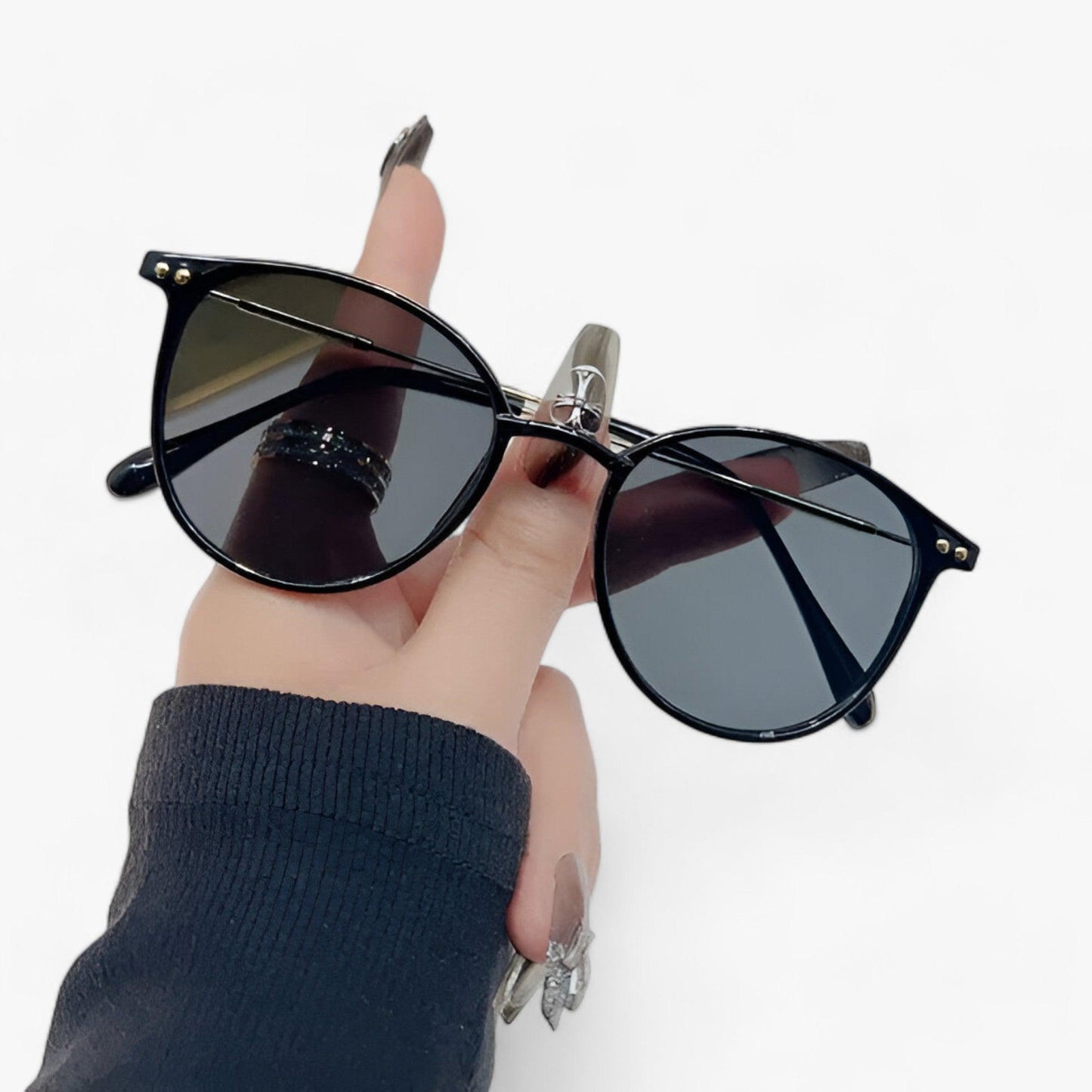 Luxurious women's sunglasses with a round frame – Liora