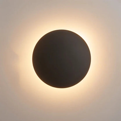 Close-up of the dark brown-black disc lit, with a warm halo glowing around its edge 2